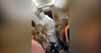 Copertina di Caso sospetto a bordo dell’aereo Ryanair diretto a Pisa: viaggiatori fatti scendere poco prima del decollo – Video