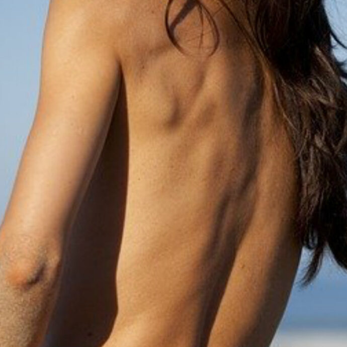 “Il bagnino del lido mi ha chiesto di coprirmi il seno, ma il topless non è vietato. Bisogna vivere il proprio corpo senza vergogna”: la denuncia dell’attivista