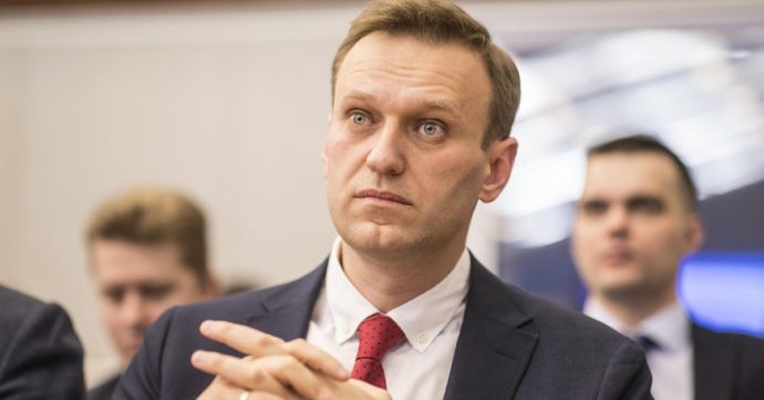 Nuovo attacco al movimento di Navalny: bottiglietta con sostanza chimica lanciata dentro alla sede. Malore per tre sostenitori