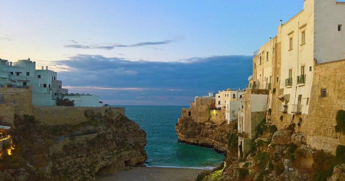“In caso di pioggia non oltrepassare, fermati e fai un bagno”: la gaffe del cartello di Polignano a Mare diventa virale