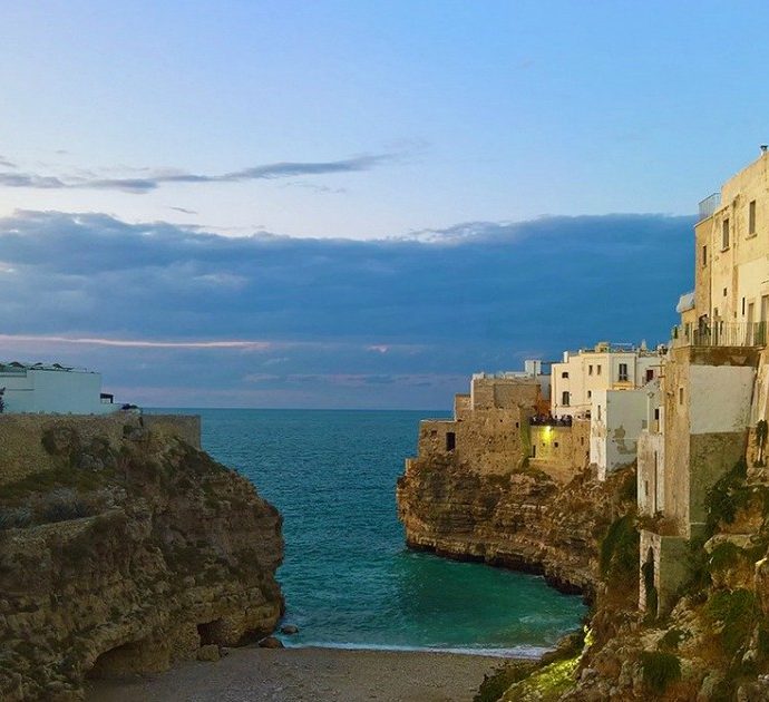 “In caso di pioggia non oltrepassare, fermati e fai un bagno”: la gaffe del cartello di Polignano a Mare diventa virale