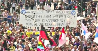 Copertina di Berlino, 18mila in piazza contro mascherine e misure anti-Covid. Polizia scioglie il corteo: “Manca rispetto delle distanze”. Un arresto