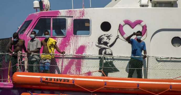 “Non riusciamo a manovrare”. Sos della Louise Michel finanziata da Banksy: 219 i migranti a bordo. Interviene la guardia costiera italiana