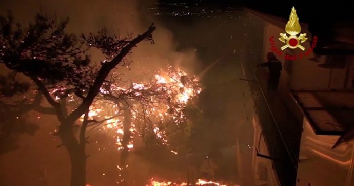 Palermo, vasto incendio ad Altofonte: oltre mille sfollati. Musumeci: “Criminali hanno appiccato il fuoco, atto violento”