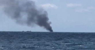 Copertina di A fuoco una barca carica di migranti al largo di Crotone. Tre morti, feriti due finanzieri. Un testimone: “Sentite due forti esplosioni”
