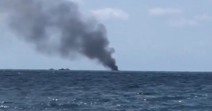 A fuoco una barca carica di migranti al largo di Crotone. Tre morti, feriti due finanzieri. Un testimone: “Sentite due forti esplosioni”
