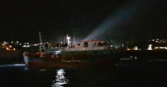 Copertina di Lampedusa, sbarcati 370 migranti nella notte. Musumeci: “Emergenza umanitaria”. Viminale: “Altre tre navi quarantena in arrivo”