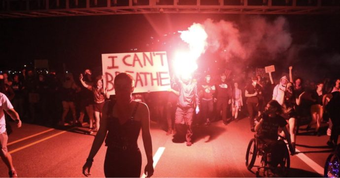Usa, scontri a Portland tra i manifestanti di Black Lives Matter e i sostenitori di Trump: un morto