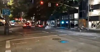 Copertina di Usa, il momento della sparatoria durante la manifestazione antirazzista a Portland. Polizia indaga per omicidio