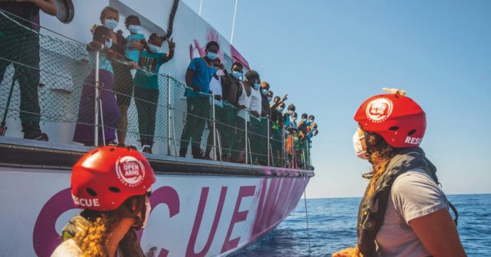 Copertina di Accolti i primi 49 salvati dalla nave di Banksy Pressione delle agenzie Onu: “Si muova l’Ue”
