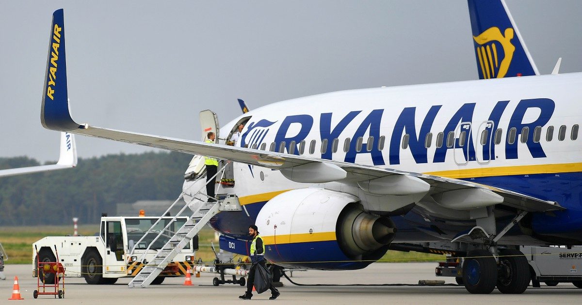 La navetta non passa a prenderli al gate, il volo Ryanair parte senza un’intero gruppo di passeggeri: le scuse della compagnia