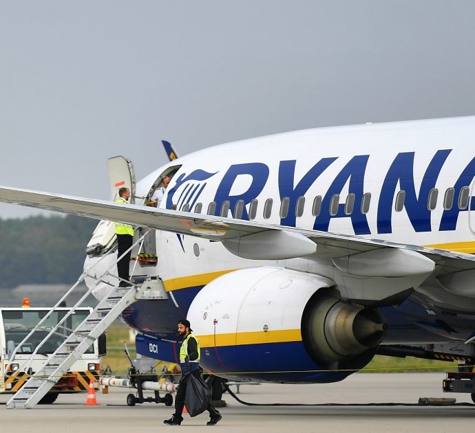 Tragedia a bordo di un volo Ryanair: passeggero ha un malore e muore, pilota costretto all’atterraggio di emergenza in Francia