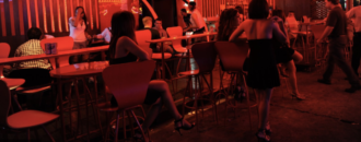 Copertina di Chiuso famoso locale a luci rosse per scambisti: “Non rispettato il distanziamento”, “E come facevamo?”