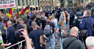 Copertina di Berlino, estremisti di destra tentano di entrare in Parlamento durante la manifestazione contro le misure anti-Covid