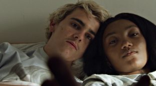 Copertina di We are who we are, diffuso il trailer della prima serie tv di Luca Guadagnino. Dal 9 ottobre su Sky