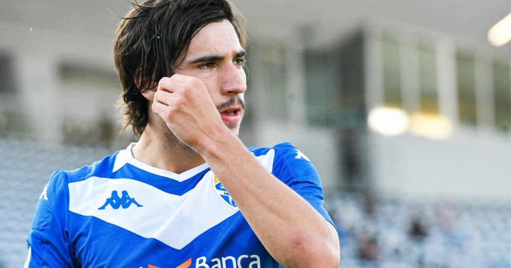 Sandro Tonali al Milan, Inter beffata: da Ibrahimovic a Kondogbia, fino a Nesta e Suazo, quando il derby è anche sul mercato