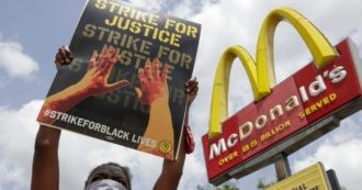 Copertina di McDonald’s, 52 imprenditori afroamericani fanno causa alla catena per discriminazione razziale: “A noi i ristoranti meno redditizi”
