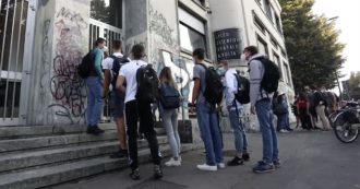 Copertina di Scuola, a Milano riapre il liceo Volta per i corsi di recupero. Ingressi scaglionati, classi dimezzate e gli alunni sanificano i banchi