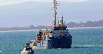 Copertina di Migranti, le 353 persone soccorse dalla Sea Watch 4 verso il trasferimento su una nave quarantena a Palermo