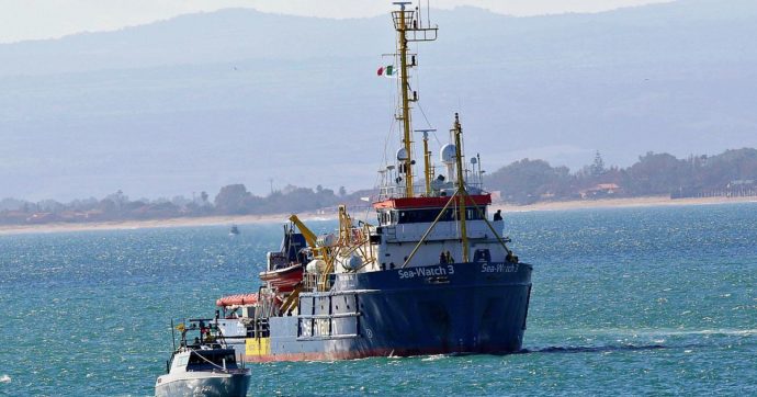Migranti, le 353 persone soccorse dalla Sea Watch 4 verso il trasferimento su una nave quarantena a Palermo