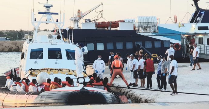 Copertina di Lampedusa scoppia: in mille nell’hotspot. Navi bloccate, il sindaco convocato a Roma