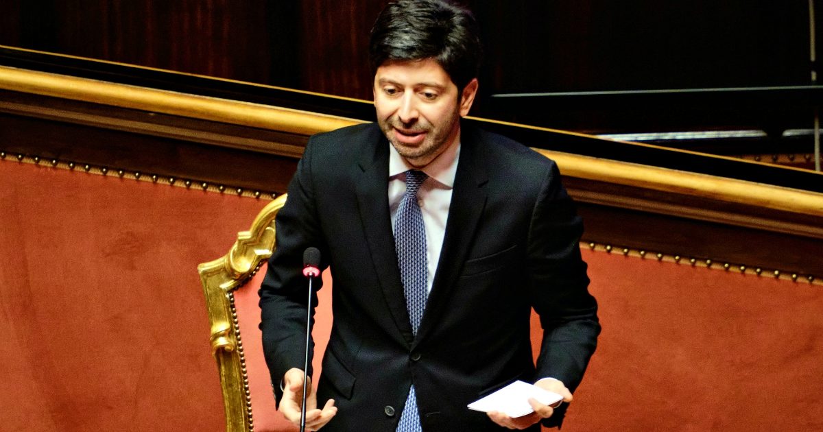 Speranza alle Regioni: “Non ignorino gravità dei dati”. Ora la Calabria contesta la zona rossa, ma ha modificato i numeri della Terapia intensiva all’ultimo minuto