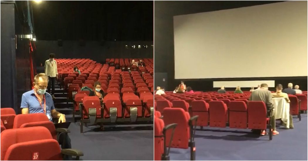 Festival del cinema di Venezia, la prima spettrale proiezione: poche decine di persone sedute nella immensa sala del PalaBiennale