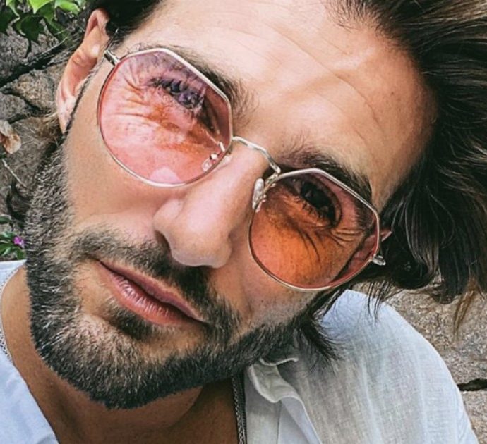 Andrea Melchiorre, l’influencer positivo al Covid in quarantena in Sardegna: “Chi paga l’affitto extra della casa? Lo Stato?”