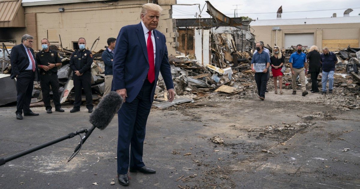 Trump a Kenosha promette soldi agli agenti e li paragona ai golfisti: “Vanno nel pallone”. Teorie cospirazioniste e infondate su Biden