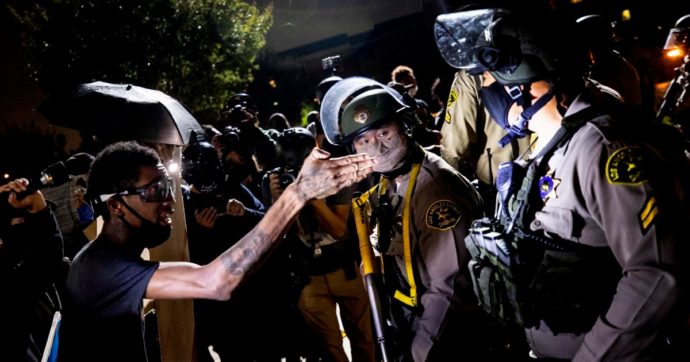 La polizia uccide un altro nero. Trump la ringrazia