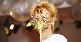 Copertina di Mostra del Cinema di Venezia 2020, l’ultraterrena Tilda Swinton Leone alla carriera: “Almodovar il mio amore più recente”