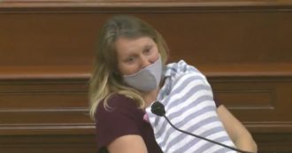 Copertina di Le viene negato il voto da casa, la deputata si presenta in Aula con la bimba di un mese: “Ora scusate. Finisco di allattarla”
