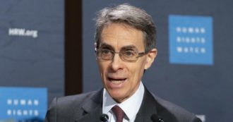 Copertina di “Se Londra fa estradare Assange sarà la fine della libertà di stampa” – Intervista a Kenneth Roth di Human Rights Watch