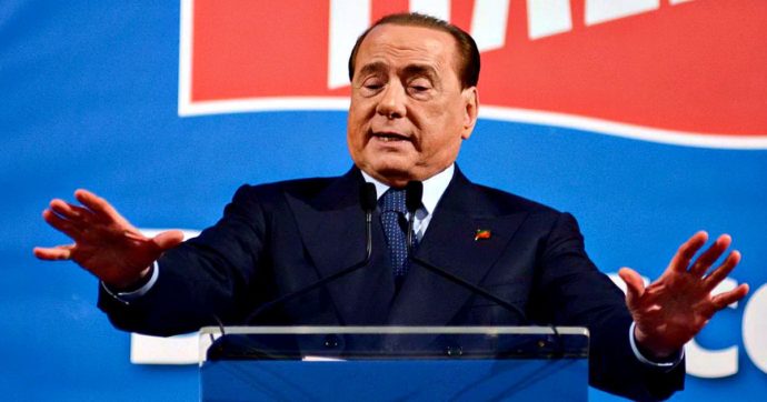 Silvio Berlusconi ricoverato, poco prima telefonate e interviste: “Mi sento un po’ debole”