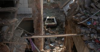 Copertina di Beirut, Oxfam: “A un mese dall’esplosione 70mila persone hanno perso il lavoro e non hanno i soldi per mangiare né ricostruire casa”