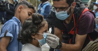 Copertina di Grecia, coronavirus nel campo profughi sull’isola di Lesbo. Oxfam: “Si rischia una catastrofe sanitaria”