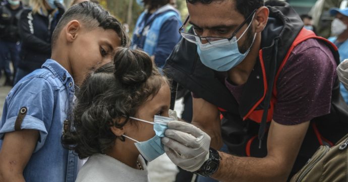Grecia, coronavirus nel campo profughi sull’isola di Lesbo. Oxfam: “Si rischia una catastrofe sanitaria”