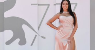 Copertina di Mostra del Cinema di Venezia, Georgina Rodriguez si dimentica di togliere il cartellino: il dettaglio non passa inosservato sul red carpet