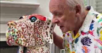 Copertina di Anthony Hopkins in isolamento da 178 giorni: “Ammetto di essere impazzito”. Il video ironico diffuso dall’attore di Hollywood