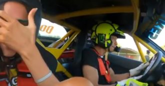 Copertina di Valentino Rossi si diverte a driftare in macchina, la fidanzata è terrorizzata: il video delle reazioni è imperdibile