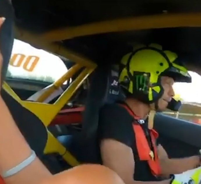 Valentino Rossi si diverte a driftare in macchina, la fidanzata è terrorizzata: il video delle reazioni è imperdibile