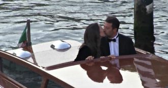 Copertina di Matteo Salvini, dalla felpa allo smoking: il leader della Lega bacia la fidanzata Francesca Verdini alla mostra del Cinema di Venezia