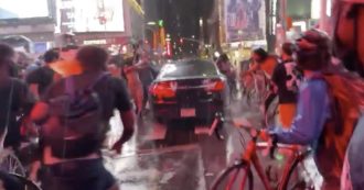 Copertina di New York, suv pirata “sfonda” la manifestazione di Black lives matter a Times Square e si lancia sulla folla. Il video