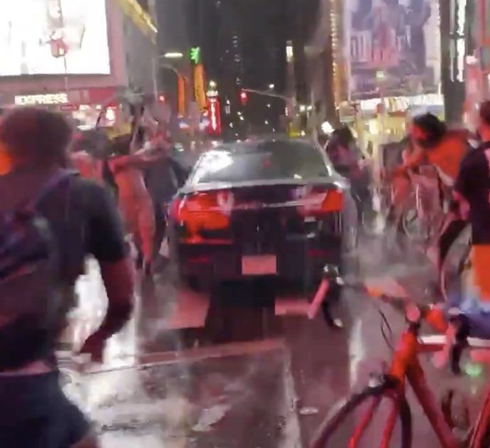 New York, suv pirata “sfonda” la manifestazione di Black lives matter a Times Square e si lancia sulla folla. Il video