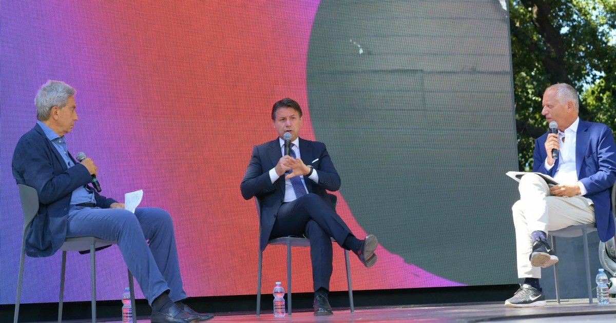 Conte alla Festa del Fatto Quotidiano: “Taglio eletti? Non pregiudica la funzionalità delle Camere. Mi piace il principio delle preferenze”