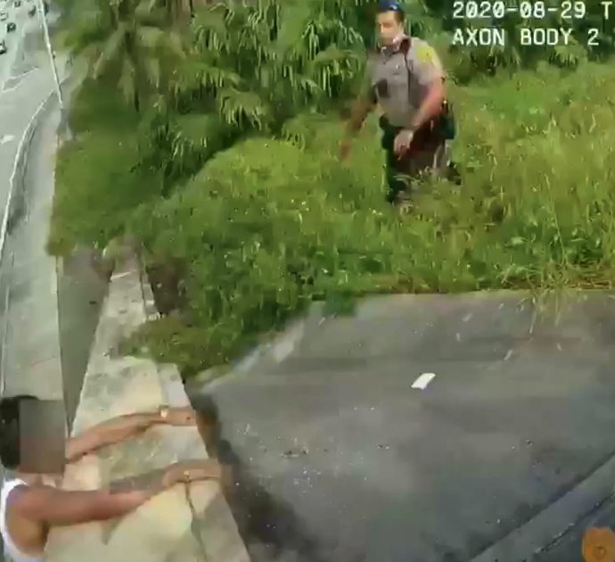 Uomo appeso al cornicione di un cavalcavia: poliziotto si getta su di lui e gli salva la vita. Le immagini dalla body-cam