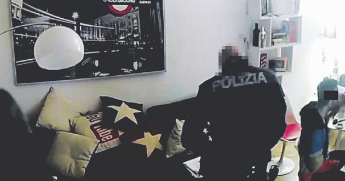 Schiaffo durante la perquisizione: due agenti sospesi