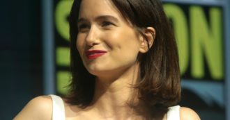 Copertina di Venezia 77, Katherine Waterston rivela: “Ho preso il Covid: un mese di ospedale e dieci chili in meno”