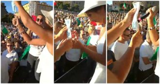 Negazionisti del Covid tentano di dare fuoco a una mascherina dal palco ma non ci riescono: “Bruciatele”. Poi gli insulti ad Azzolina e M5s