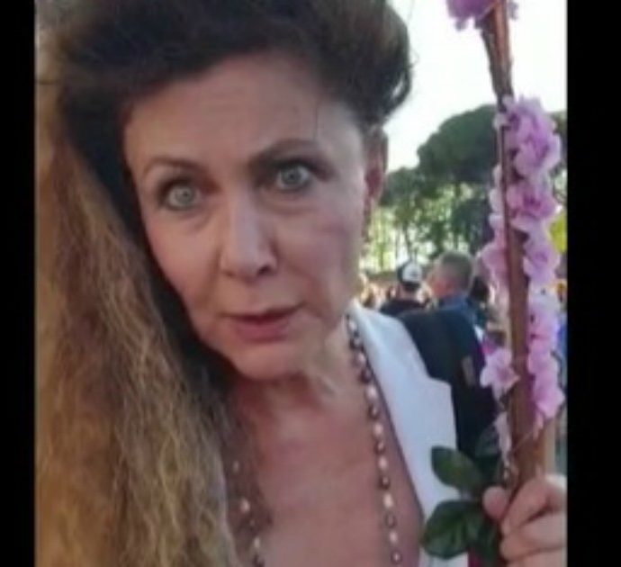 No mask, Eleonora Brigliadori in piazza con i negazionisti del Covid: “Non sono mai rimasta a casa, neanche con il lockdown”